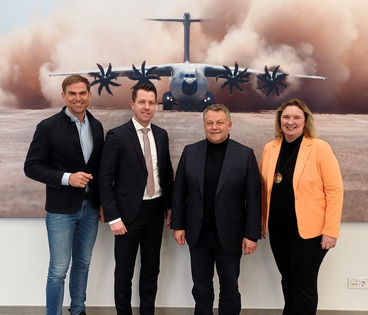 v.l.n.r.: Maximilian Bltl, MdL; Tobias Hpfl, Key Account und Public Affairs Federal States; Volker Paltzo, Head of Site Ottobrunn & Head of Airbus Defence and Space Sites Development; Staatsministerin a.D. Kerstin Schreyer, MdL