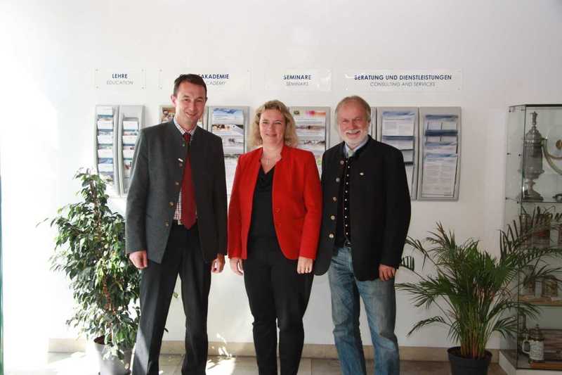 v.l.n.r.: Dr. Werner Gloner (Geschftsfhrer Doemens Akademie); Kerstin Schreyer MdL; Dr. Wolfgang Stempfl (ehem. Geschftsfhrer Doemens Akademie)