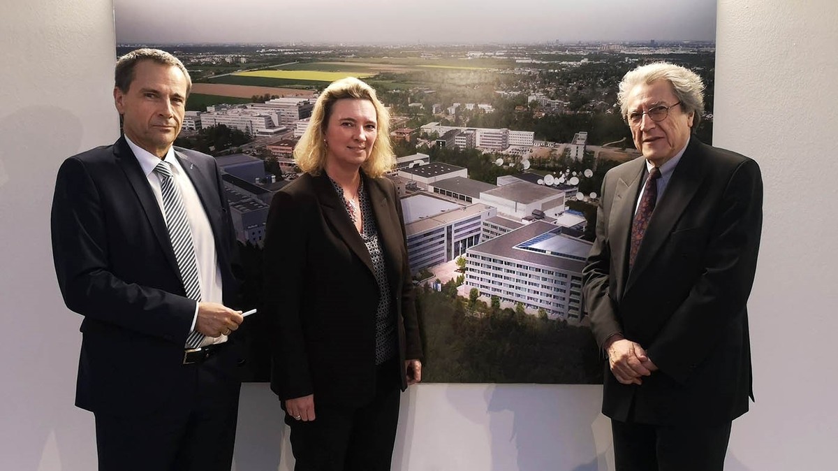 Bayerische Staatministerin fr Familie, Arbeit und Soziales Kerstin Schreyer vor dem fr die TU Mnchen geplanten Neubau der IABG  mit IABG-Geschftsfhrer Prof. Dr. Rudolf Schwarz (re.) und Wolfgang Mohr (Leiter Innovationszentrum, li.)