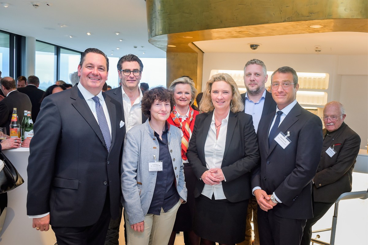 Dr. Peter Hanns Zobel, IZB; Michael Durach, Develey; Prof. Petra Schwille, Max-Planck-Institut; Angela Inselkammer, Ayinger; Kerstin Schreyer, Staatsministerin; Michael Scholl, Leukocare; Maximilian Jell, Philipp Morris; Franz Inselkammer, Ayinger