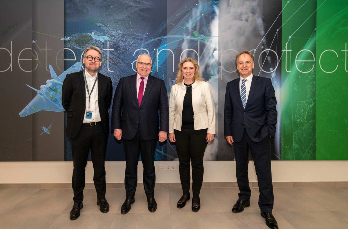 v.l.n.r.: Stefan Hess (HENSOLDT Head of Corporate Public Affairs), Thomas Mller (HENSOLDT CEO), Staatsministerin fr Wohnen, Bau und Verkehr Kerstin Schreyer, MdL, Peter Fieser (HENSOLDT Arbeitsdirektor)