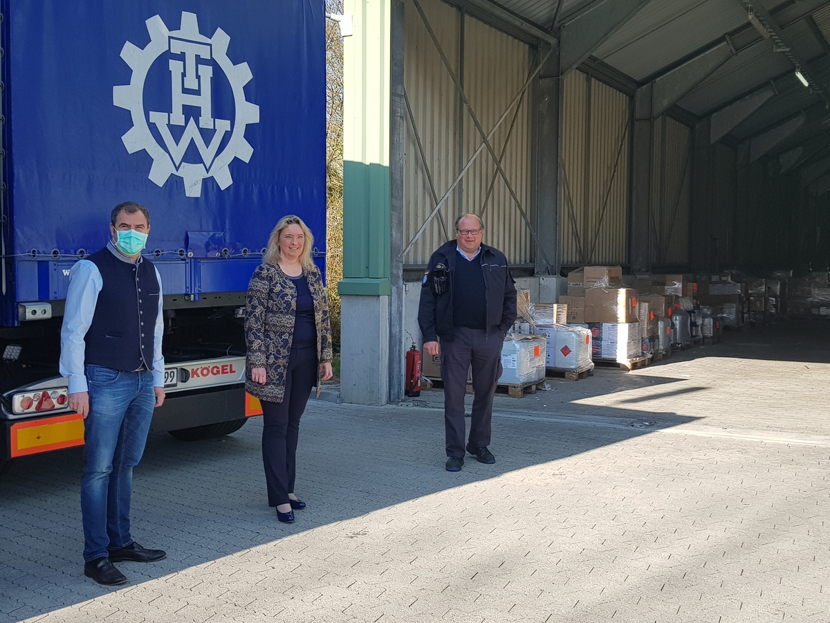 v.l.n.r.: Florian Hahn, MdB; Staatsministerin Kerstin Schreyer, MdL; Andreas Frank, Ortsbeauftragter des THW Mnchen-Land