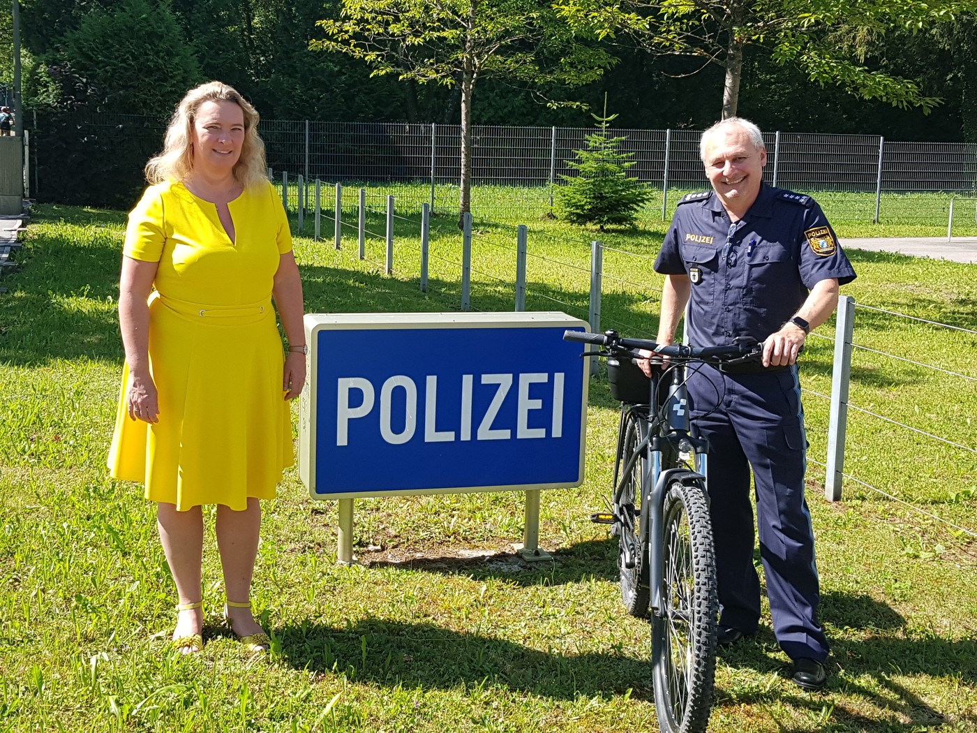 Staatsministerin Kerstin Schreyer, MdL; 1. Polizeihauptkommissar Andreas Forster