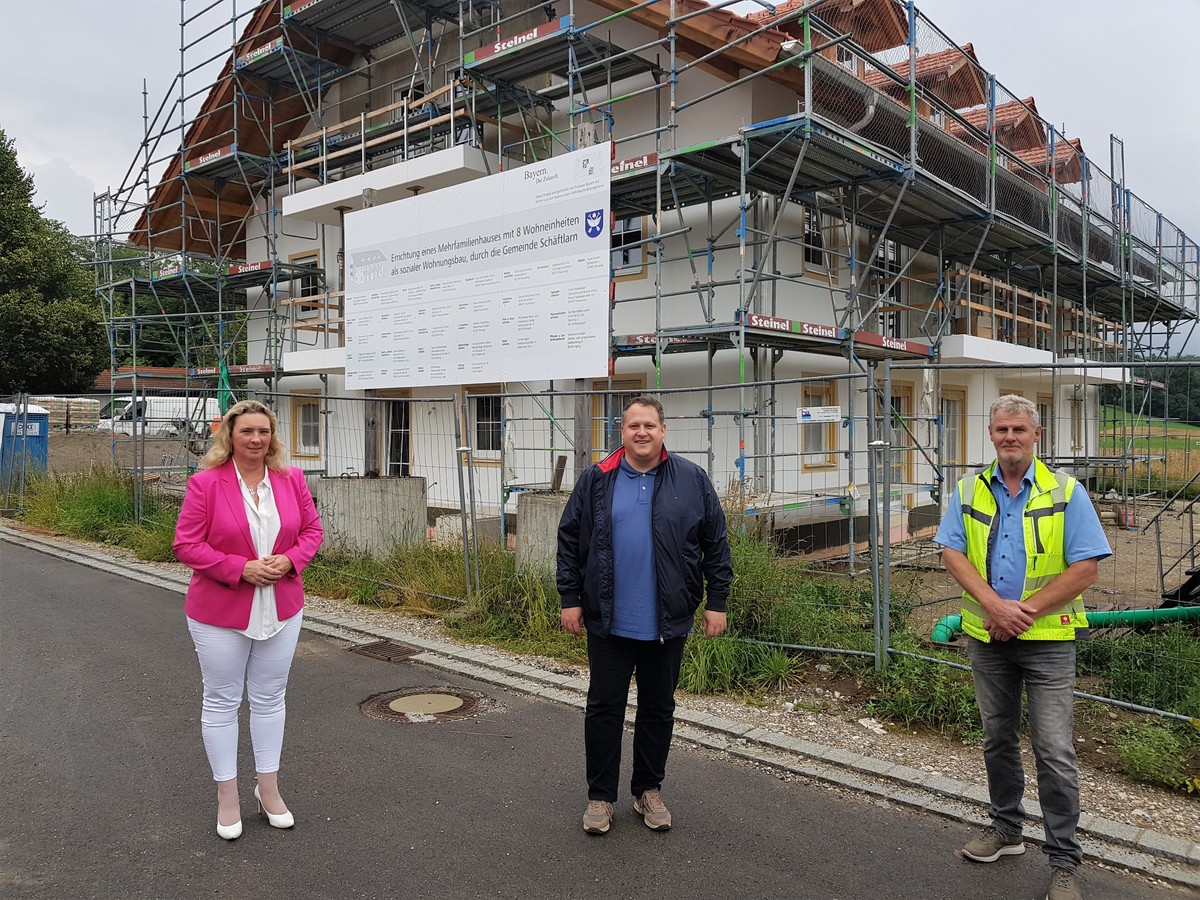 v.l.n.r.: Staatsministerin Kerstin Schreyer, MdL; Brgermeister Christian Frst; Frank Buchberger (Leiter des Technischen Bauamts der Gemeinde Schftlarn)