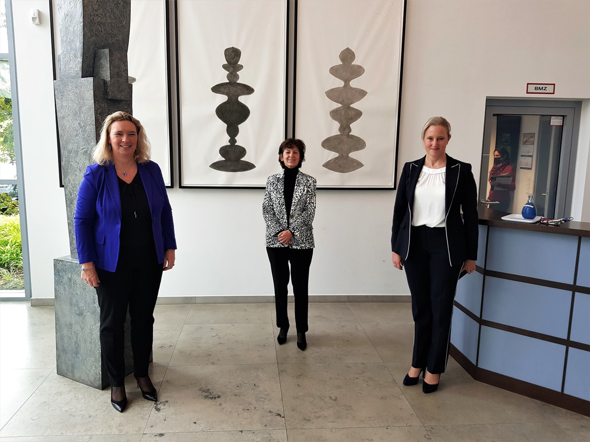 v.l.n.r: Staatsministerin Kerstin Schreyer, MdL; Karin Samusch (Vorstand Geschäftsentwicklung); Britta Hamberger (Leiterin Investor Relations & Corporate Communications)