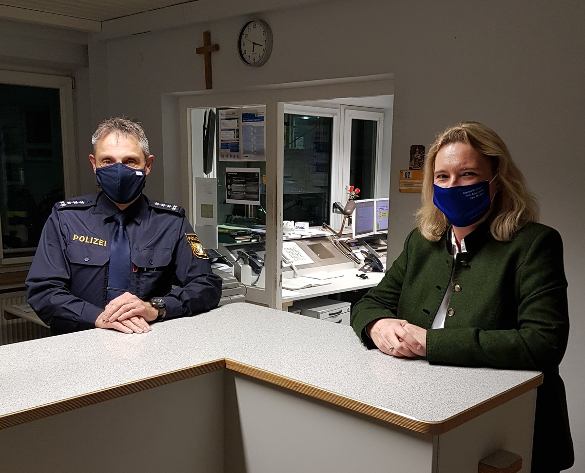 v.l.n.r.: Erster Polizeihauptkommissar Thomas Sorgalla; Staatsministerin Kerstin Schreyer, MdL