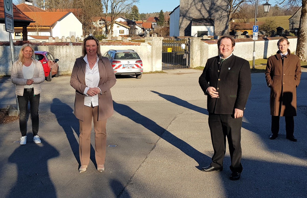 v.l.n.r.: Ingeborg Heiler, 1. Brgermeisterin der Gemeinde Egmating; Staatsministerin Kerstin Schreyer, MdL; Peter Wagner, 1. Brgermeister der Gemeinde Aying; Franz Inselkammer, Gemeinderat und Kreisrat 