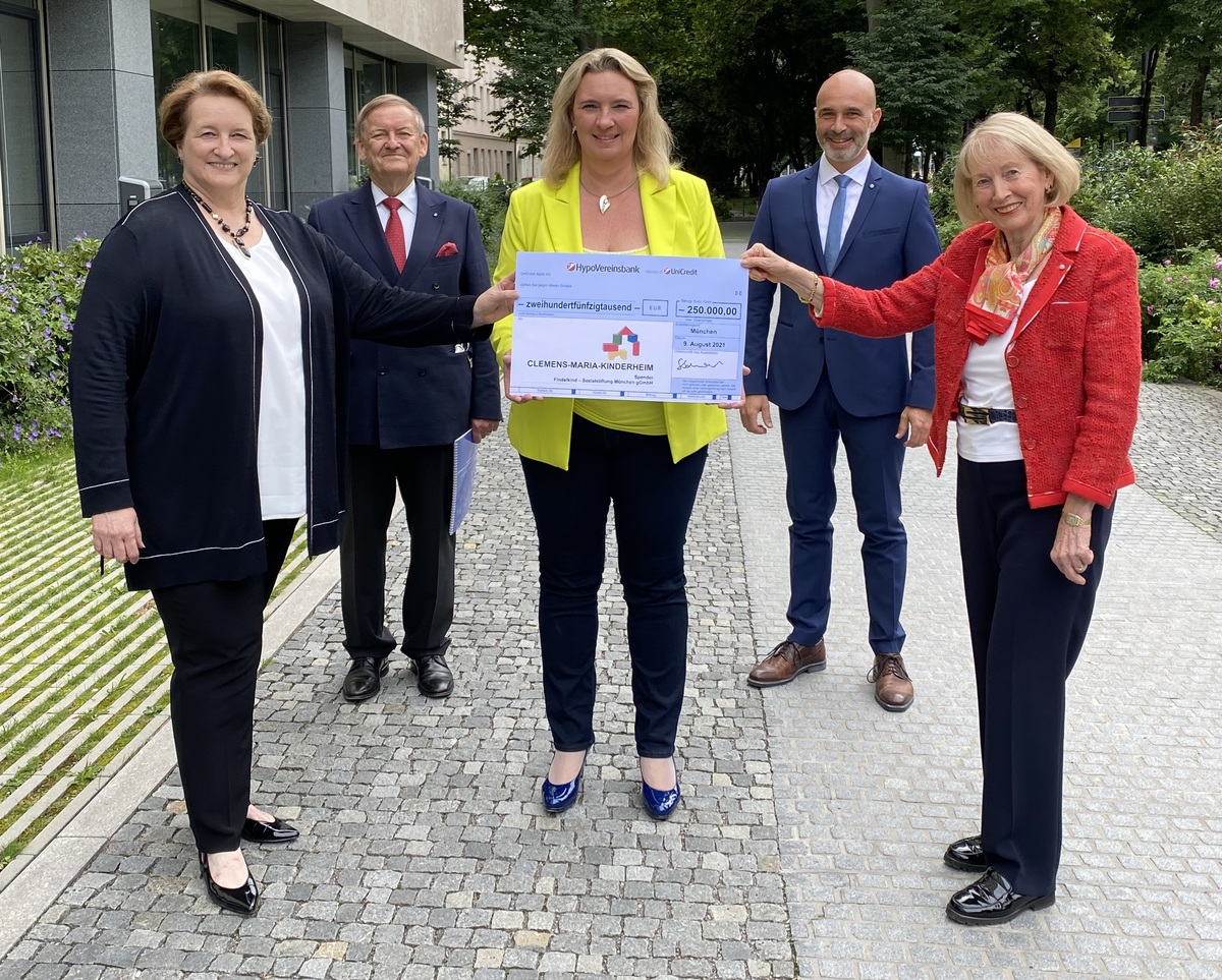 v.l.n.r.: Sabine Kotrel-Vogel (Einrichtungsleitung Clemens-Maria-Kinderheim); Robert Schmucker (Findelkind-Stiftung); Staatsministerin Kerstin Schreyer, MdL; Martin Rickert (Vorstand Katholische Jugendfrsorge); Renate Schmucker (Findelkind-Stiftung)