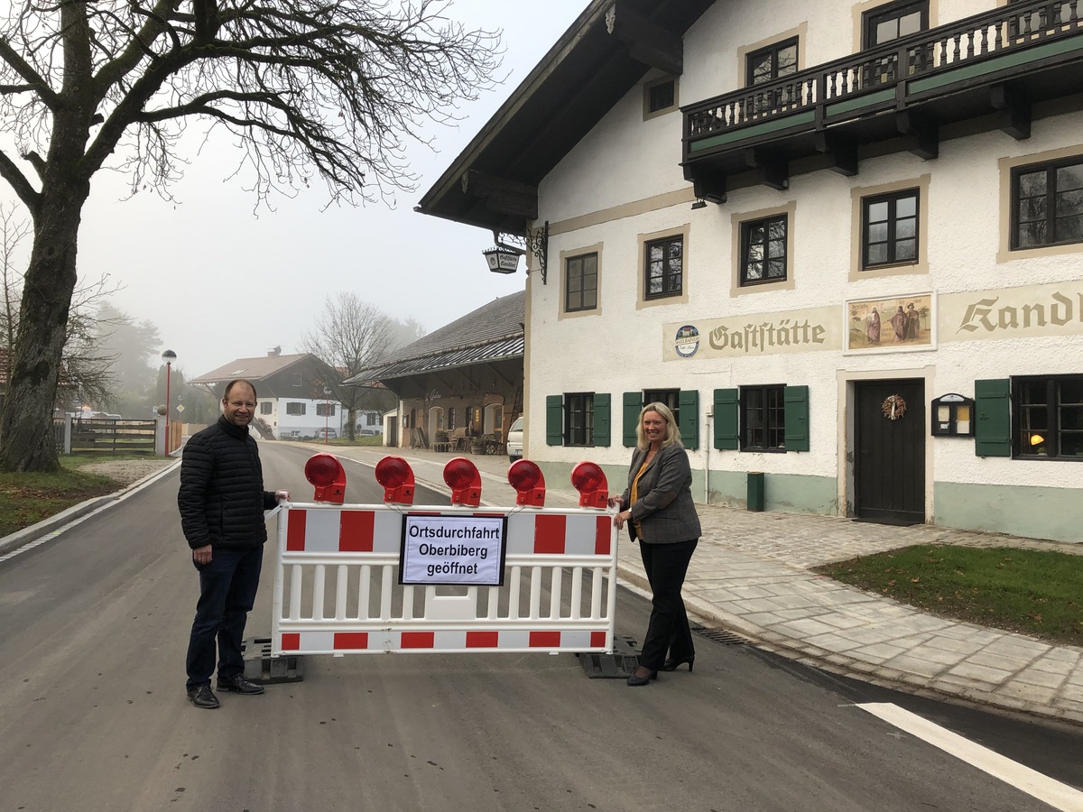 v.l.n.r.: Ludwig Pichler, 2. Brgermeister der Gemeinde Oberhaching; Staatsministerin Kerstin Schreyer, MdL