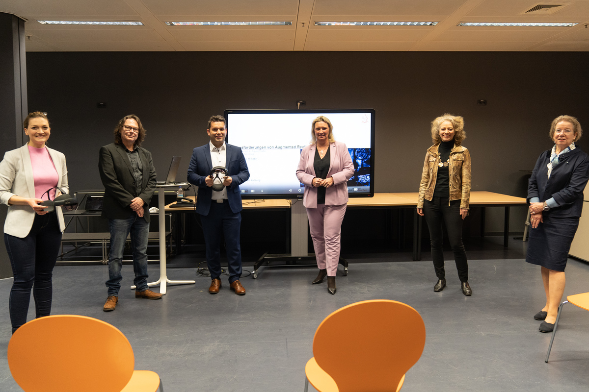 v.l.n.r.: StMin Judith Gerlach, MdL; Prof. Stefan Koos; Prof. Philipp Rauschnabel; StMin Kerstin Schreyer, MdL; Prsidentin UniBW Prof. Merith Niehuss; Vizeprsidentin UniBW Prof. Eva Kern UniBwMSiebold  