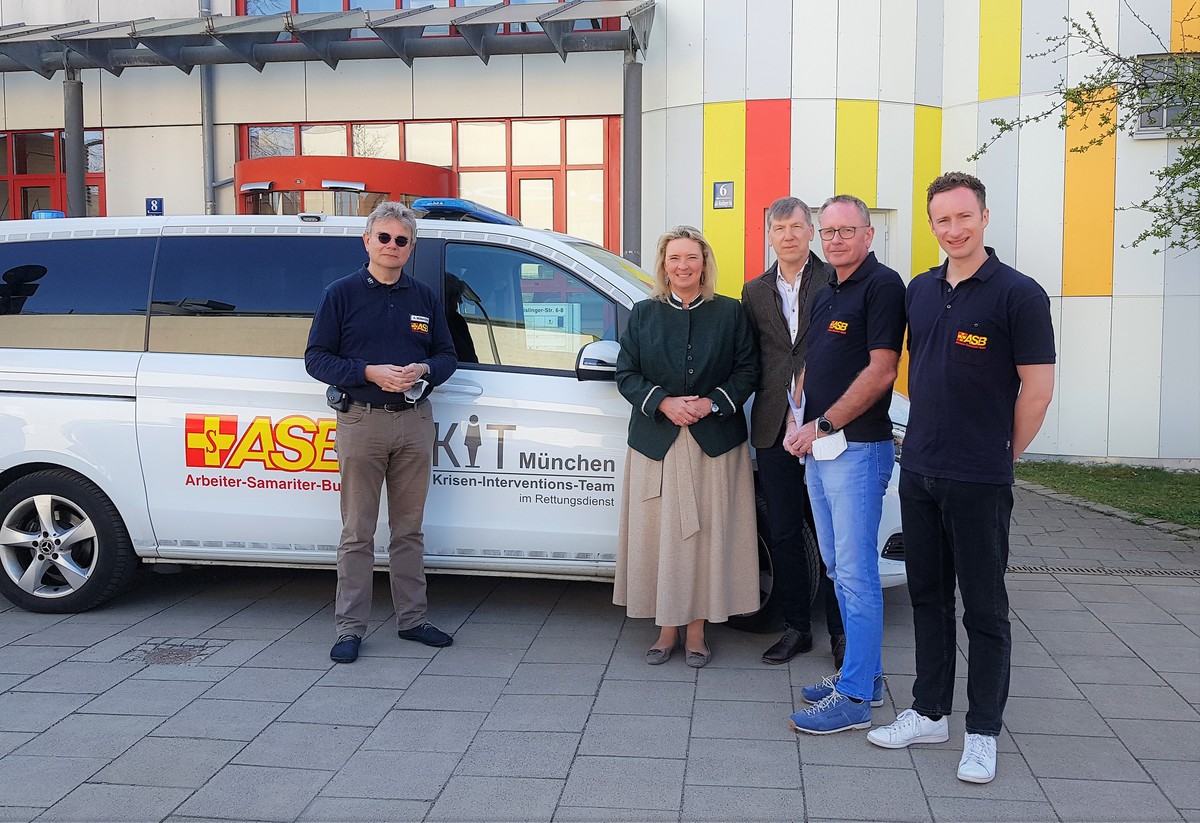 v.l.n.r.: Dr. Andreas Mller-Cyran (Grnder KIT-MUC, Vorstandsmitglied ASB MUC/Obb); Staatsministerin a.D. Kerstin Schreyer, MdL; Dr. Christian Wolf (Vorstandsvorsitzender ASB MUC/Obb); Stephan Jansen (Leitung KIT); Sebastian Hoppe (Fachl. Leitung KIT) 