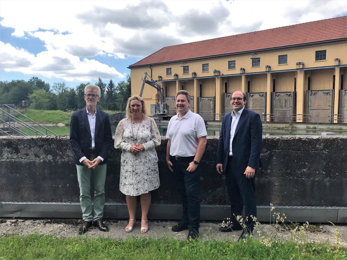 v.l.n.r.: Theodoros Reumschssel, Pressesprecher Wasserkraft Uniper; Staatsministerin a.D. Kerstin Schreyer, MdL; Lars Pappert, Stakeholder Management Hydro Wasserkraft Deutschland; Niko Stoberger, CSU-Gemeinderat Stralach-Dingharting 