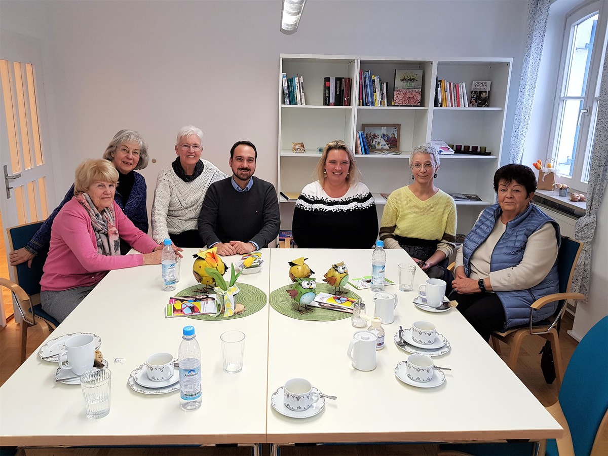 Brgermeister Thomas Pardeller (4.v.l.) und Staatsministerin a.D. Kerstin Schreyer, MdL (3.v.r.) zu Besuch im 