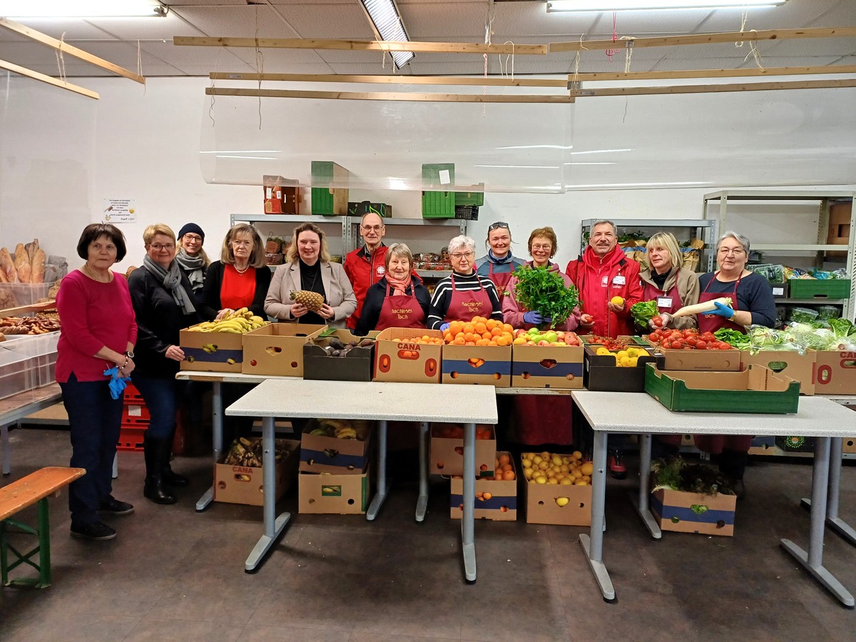 Die ehrenamtlichen Helferinnen und Helfer des Haching Tischs gemeinsam mit Koordinatorin Emily Widmann (3.v.l.), 3. Brgermeisterin Christiane Lehners (2.v.l.) und Staatsministerin a.D. Kerstin Schreyer, MdL (5.v.l.)