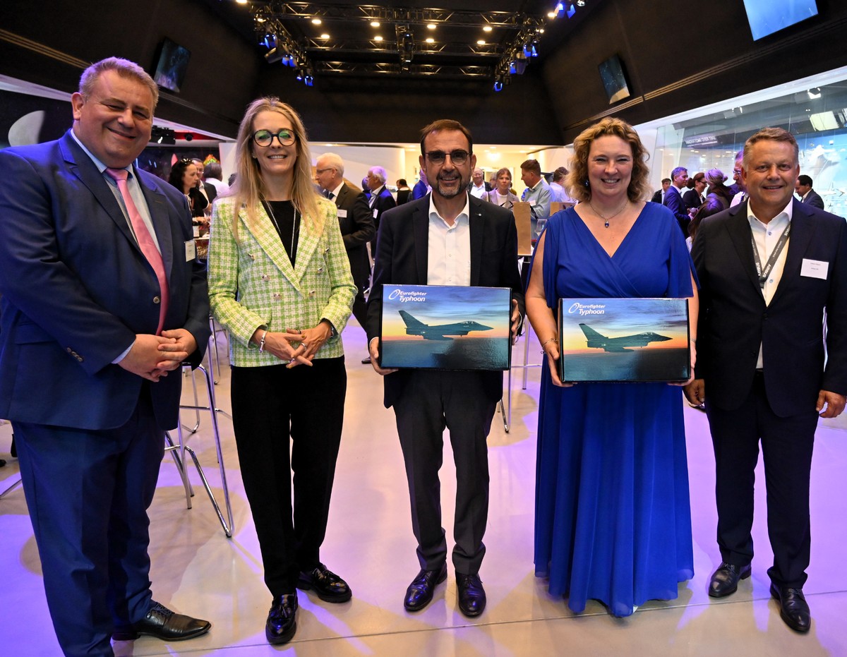 v.l.n.r.: Harald Mannheim, Geschftsfhrer AIRBUS DS GmbH; Claudia Oeking, Head of Public Affairs AIRBUS Deutschland; Fraktionsvorsitzender Klaus Holetschek, MdL; StMin a.D. Kerstin Schreyer, MdL; Volker Paltzo, Standortleiter AIRBUS DS Taufkirchen