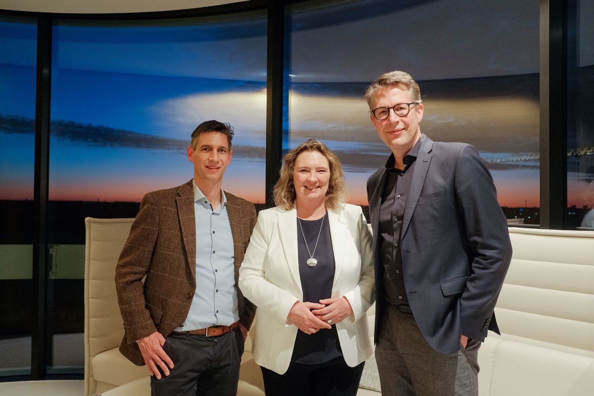 Slider: 1 | Im Faculty Club im siebten Stock der IZB Residence CAMPUS AT HOME fand der vierzehnte Wirtschaftsempfang der Landtagsabgeordneten für den Stimmkreis München-Land Süd, Kerstin Schreyer, statt. Eingeladen waren Unternehmerinnen und Unternehmer aus den unterschiedlichsten Branchen aus der Region. Kerstin Schreyer: „Was für ein toller Abend mit 100 bunt gemischt Unternehmerinnen und Unternehmern: Vom Familienbetrieb bis hin zum Global Player ist alles vertreten!“ Tatsächlich war der Andrang für den Empfang enorm, erstmals musste eine Warteliste eingerichtet werden, da der Faculty Club nicht mehr Personen fasst.
