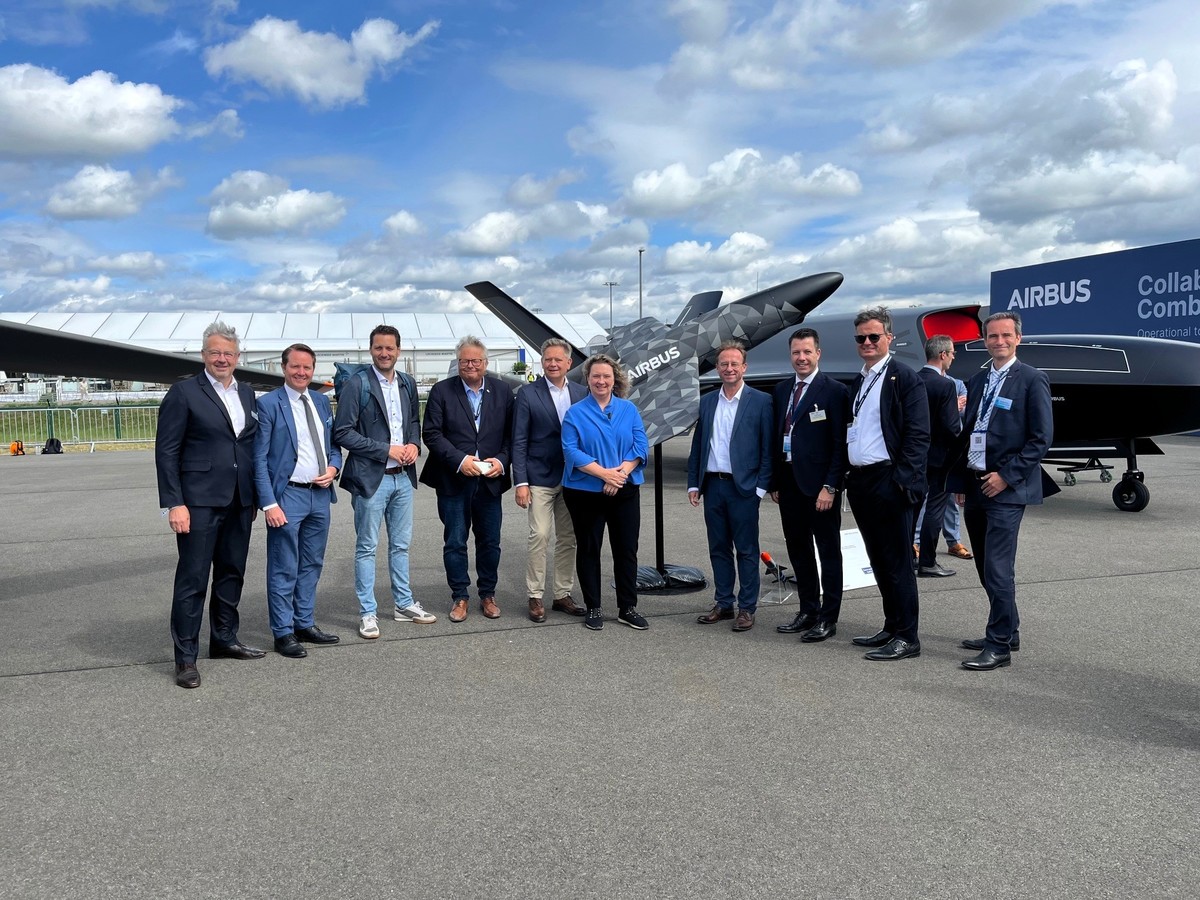 Slider: 2 | Im Rahmen ihres Besuchs der  Internationalen Luft- und Raumfahrtausstellung (ILA) in Berlin ist die  CSU-Landtagsabgeordnete Kerstin Schreyer vom Auftritt von Airbus, IABG  und Ariane Space begeistert. Die Unternehmen mit bedeutenden Standorten  in Ottobrunn und Taufkirchen pr&auml;sentierten sich auf der weltweit  renommierten Fachmesse als Innovations- und Technologief&uuml;hrer der Luft-  und Raumfahrtbranche.
