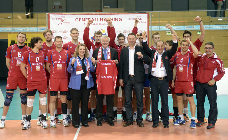 Ministerprsident Horst Seehofer mit Kerstin Schreyer-Stblein, MdL und den Volleballern des TSV Generali Haching