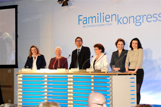 In der Diskussion mit Kerstin Schreyer-Stblein, MdL Gerda Hasselfeldt, MdB Dr. Wolfram Weimer, Landtagsprsidentin Barbara Stamm, Staatsministerin Christine Haderthauer und Dorothee Br, MdB