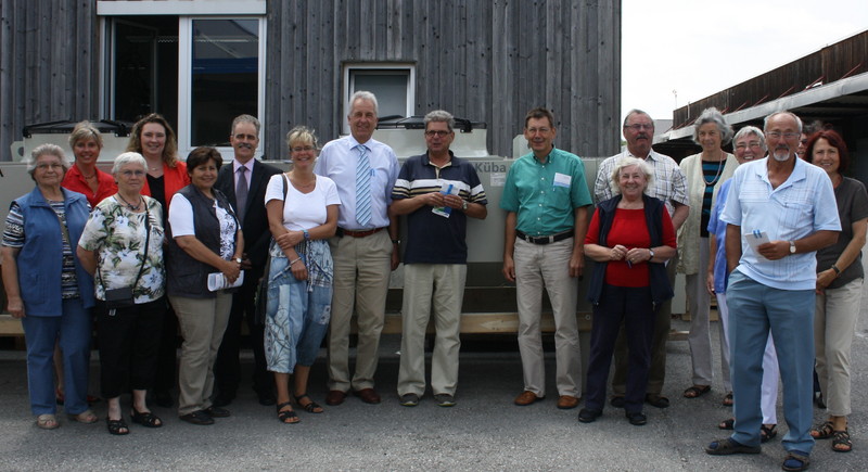 Werksbesuch bei GEA-Kba mit Teilnehmern der Ganztagesaktion: v.l.n.r. 3Person, hintere Reihe: Kerstin Schreyer-Stblein, MdL; Reinhard Kindler (Geschftsfhrer GEA-Kba); Eugen Kramer (Brgermeister); eine Person weiter Josef Frhler (Ortsvorsitzender)