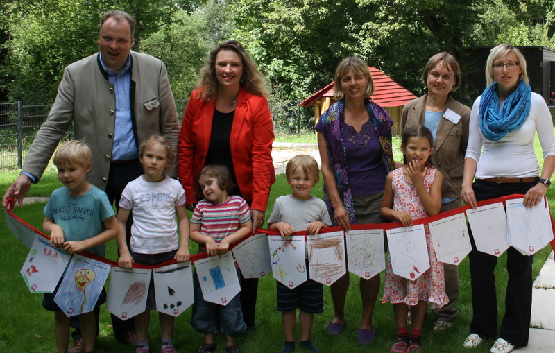 Caritas Kinderhaus St. Gisela: v.l.n.r. Brgermeister Christoph Gbel; Kerstin Schreyer-Stblein, MdL; Dr. Petra Schmid (CSU-Ortsvorsitzende); Mirjam Dirscherl (Leiterin Altenheim St. Gisela); Manuela Krmer (Leiterin Kinderhaus St. Gisela);