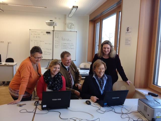 v.l.n.r.: Doris Wallner (Frderverein Mittel- und Wirtschaftsschule Oberhaching, Claudia Sanders (Schulleiterin), Stefan Schelle, Brgermeister von Oberhaching und Landrtin Johanna Rumschttel.