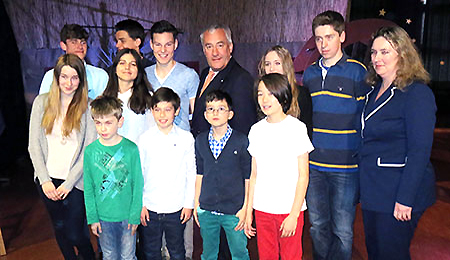 Die Schulfamilie am Otfried-Preuler-Gymnasium Pullach freute sich ber den Besuch von Bildungsminister Dr. Ludwig Spaenle und der stv. Fraktionsvorsitzenden Kerstin Schreyer-Stblein, MdL bei der Namensfeier