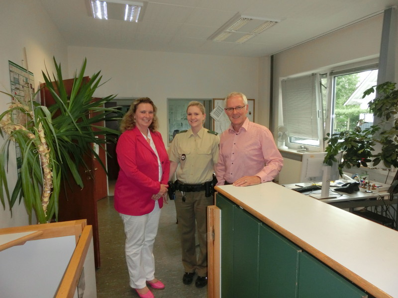 Kerstin Schreyer-Stäblein, MdL,  Polizeikommissarin Nicole Hechinger und 1. Polizeihauptkommissar Armin Ganserer