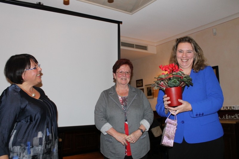 Die FU-Kreisvorsitzende Bettina Zetzl (links im Bild) berreicht Kerstin Schreyer-Stblein, MdL ein kleines Dankeschn