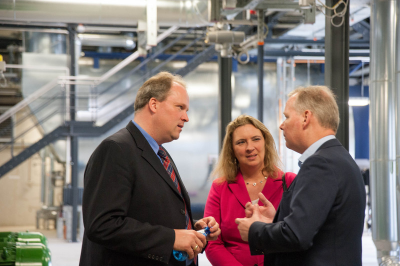 Brgermeister Jan Neusiedl erklrt Landrat Christoph Gbel und MdL Kerstin Schreyer-Stblein die Technologie