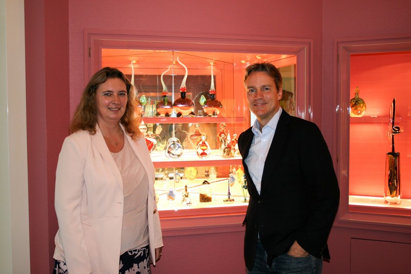 Kerstin Schreyer-Stblein, MdL; Geschftsfhrer Dr. Andreas Storp im hausinternen Flakon Museum