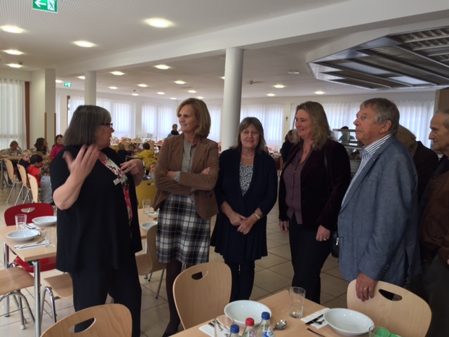 Kerstin Schreyer-Stblein mit Rita Strobel-Brugger, Karin Seehofer, Schulleiterin Eva Reindl und 2. Brgermeister Peter Heizer