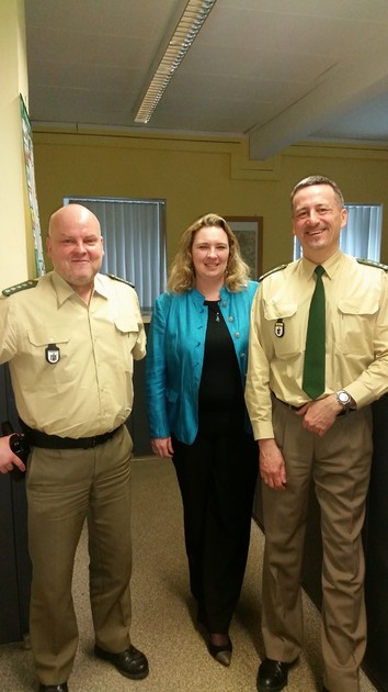 v.l.n.r. Detlef Httner (Dienstgruppenleiter), Kerstin Schreyer-Stblein, MdL und Polizeihauptkommissar Stefan Schraut (Dienststellenleiter)