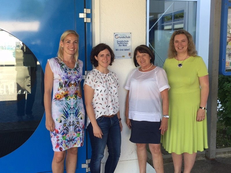 v.l.n.r. Julia Pestl, Bettina Bauer, Schulleiterin Betty Paucker und Kerstin Schreyer-Stblein, MdL