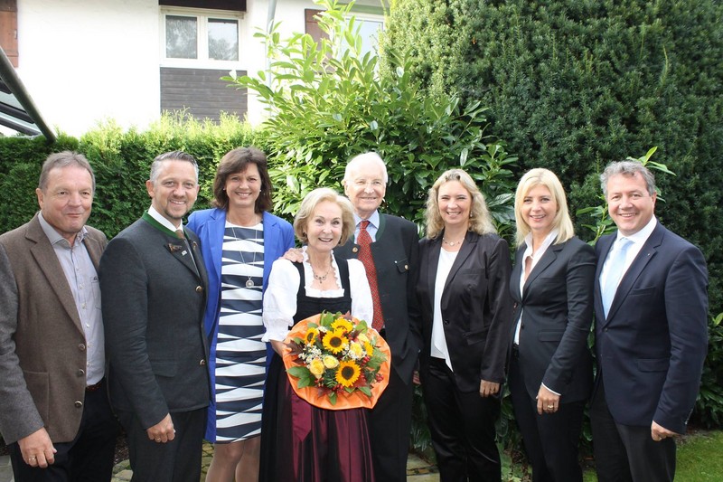 v.l.n.r. Martin Bachhuber, MdL; Thomas Huber, MdL; Ilse Aigner, Staatsministerin fr Wirtschaft & Energie; Karin Stoiber; Dr. Edmund Stoiber; Kerstin Schreyer, MdL; Ulrike Scharf, Staatsministerin Umwelt & Verbraucherschutz; Klaus Stttner, MdL